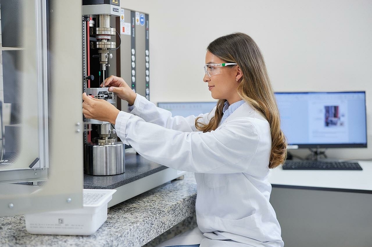 Eine Mitarbeiterin aus dem Packmittellabor prüft Packmittelkomponenten wie Spritzen, Gummistopfen oder Verschlussteile