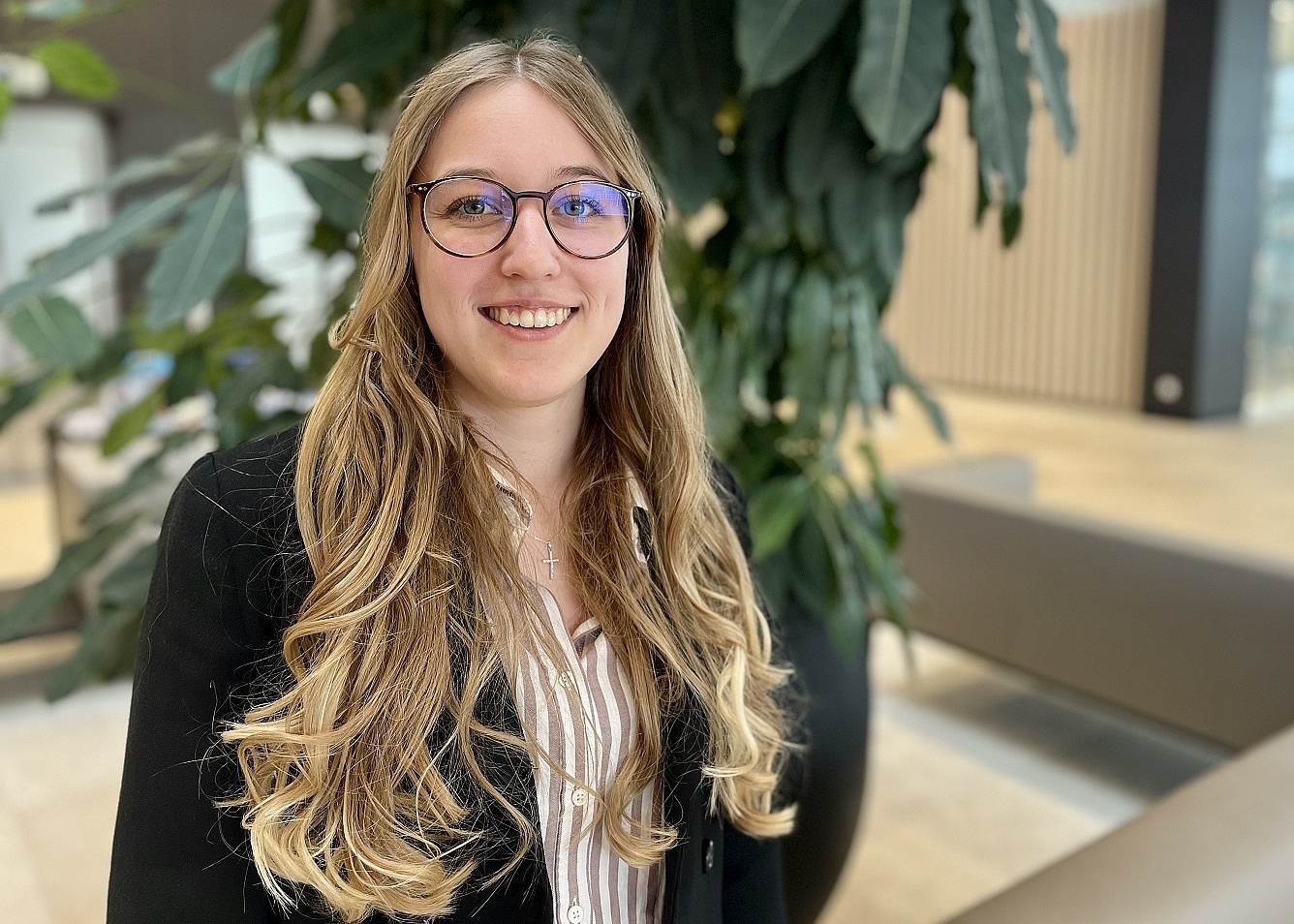 Ein Portrait der Auszubildenden Lara, die bei Vetter eine Ausbildung zur Industriekauffrau absolviert