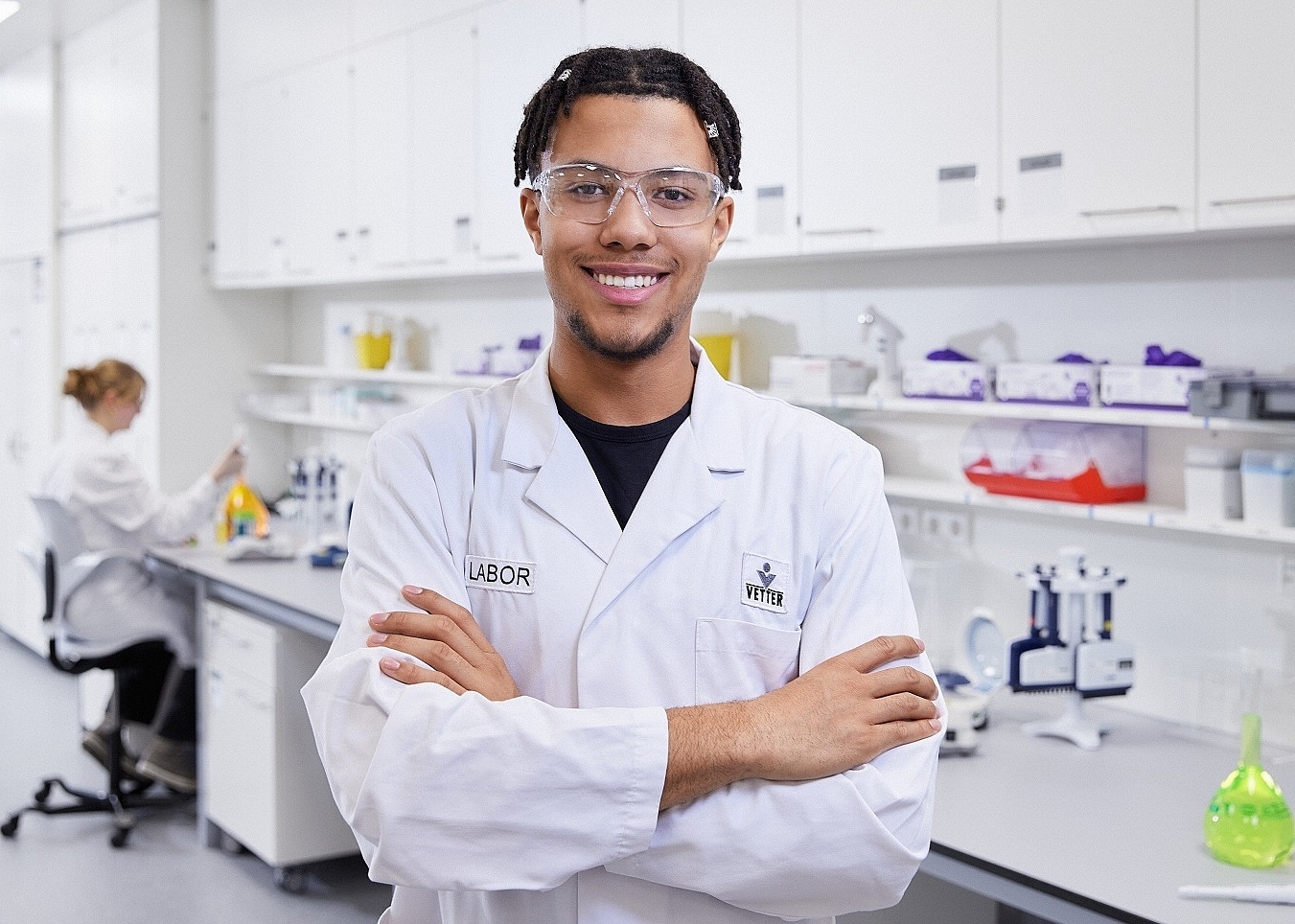 Azubi Nicolas wird bei Vetter zum Chemielaboranten ausgebildet
