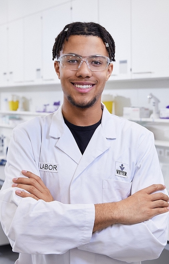 Azubi Nicolas wird bei Vetter zum Chemielaboranten ausgebildet
