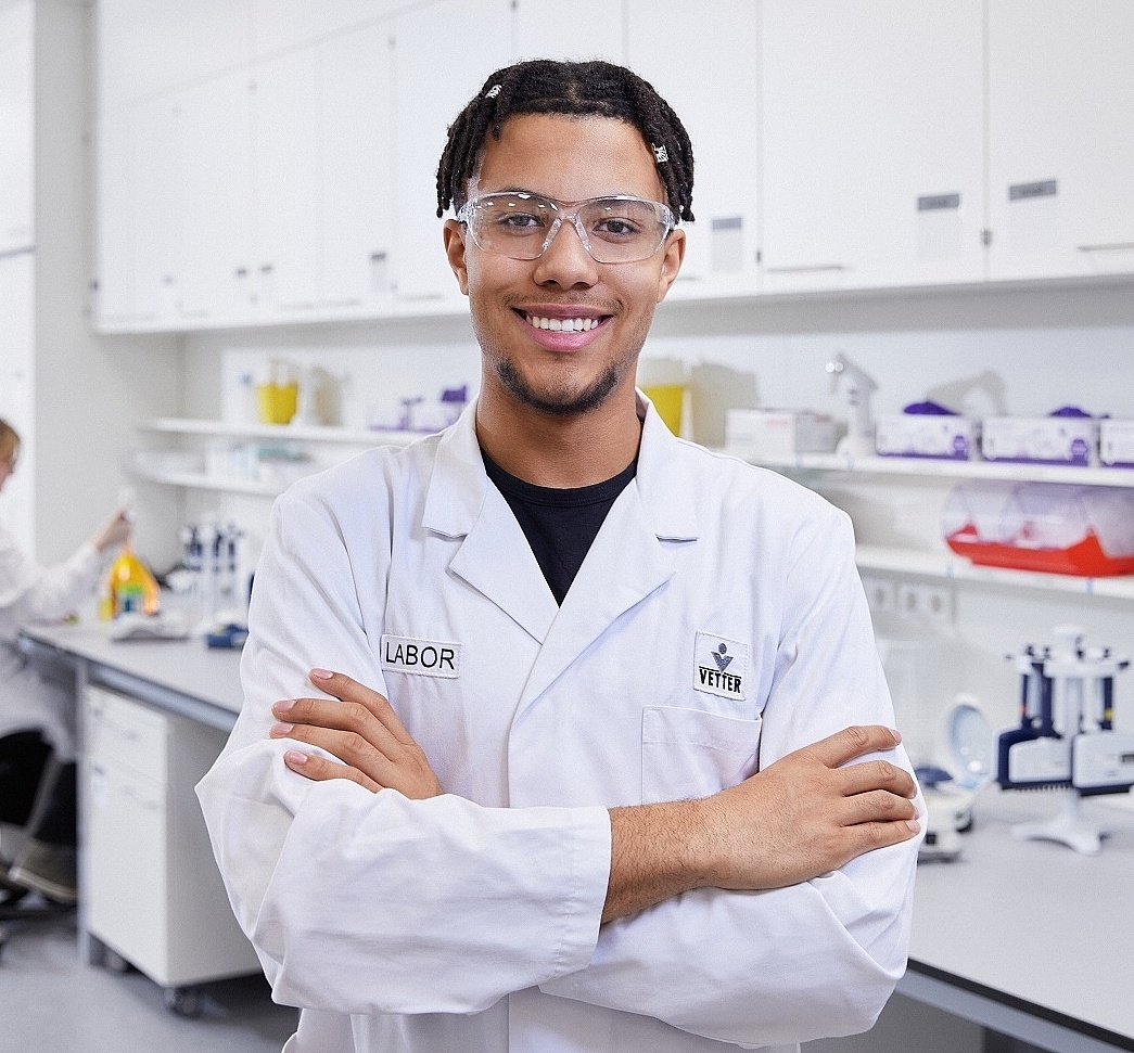 Azubi Nicolas wird bei Vetter zum Chemielaboranten ausgebildet