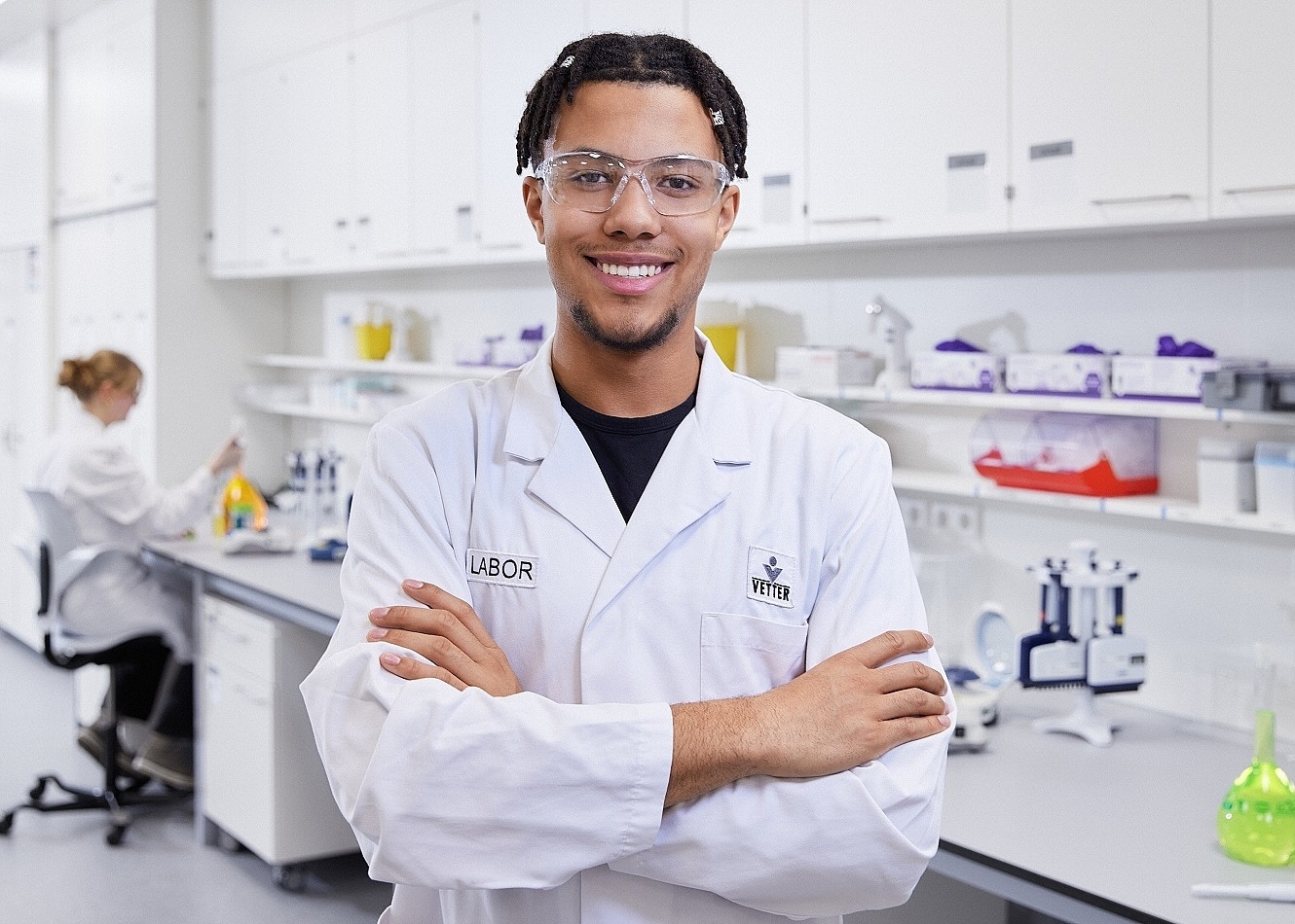 Azubi Nicolas wird bei Vetter zum Chemielaboranten ausgebildet