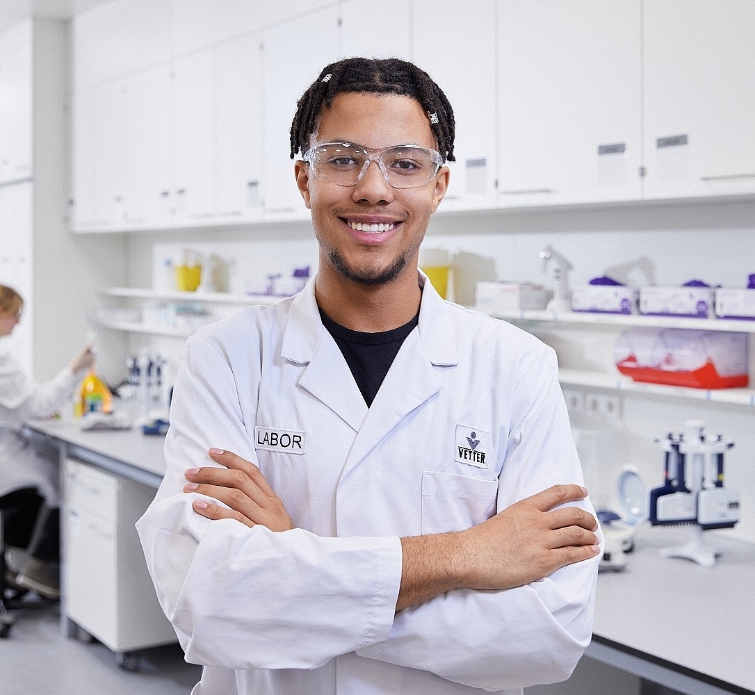 Azubi Nicolas wird bei Vetter zum Chemielaboranten ausgebildet