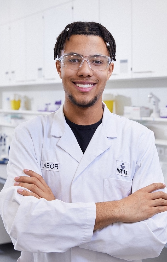 Azubi Nicolas wird bei Vetter zum Chemielaboranten ausgebildet