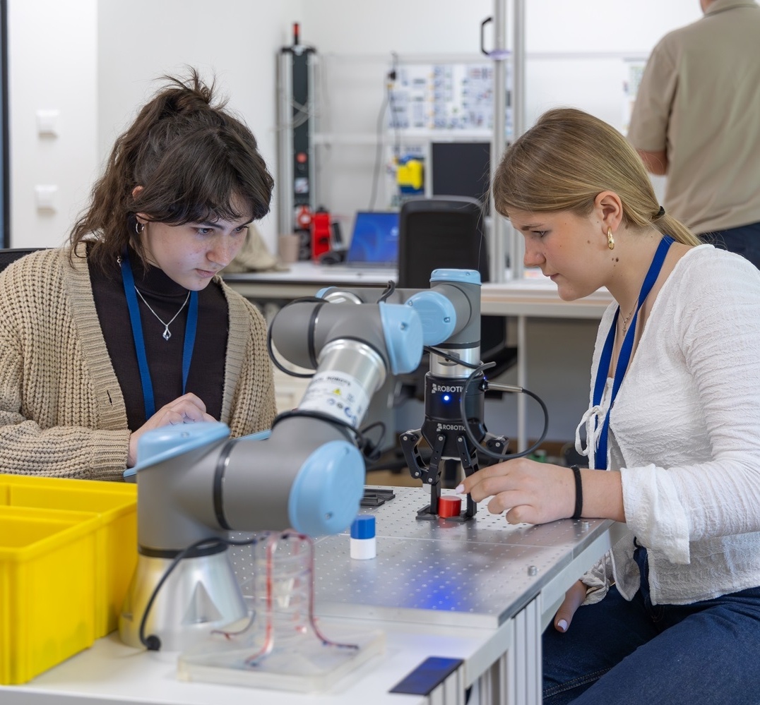 Girls Day bei Vetter: zwei Teilnehmerinnen arbeiten zusammen