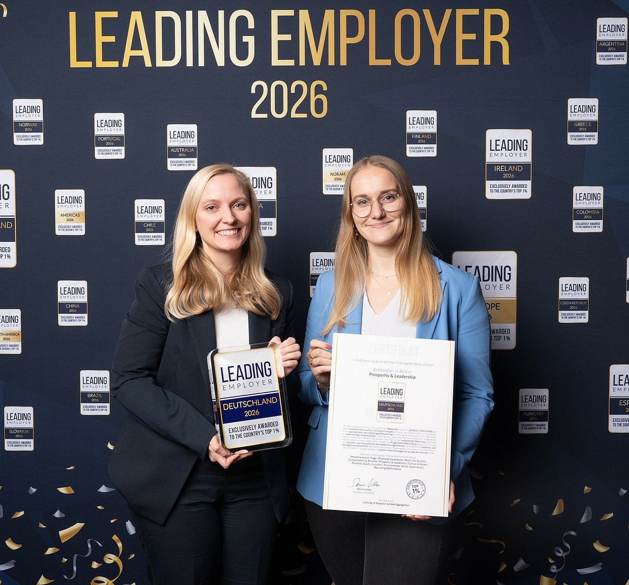  Marleen Tuttlies, Specialist Employer & Online Marketing, und Regine Steinhaus, Recruiting Specialist, nahmen den Leading Employer Award am 29. Januar in Frankfurt entgegen. 