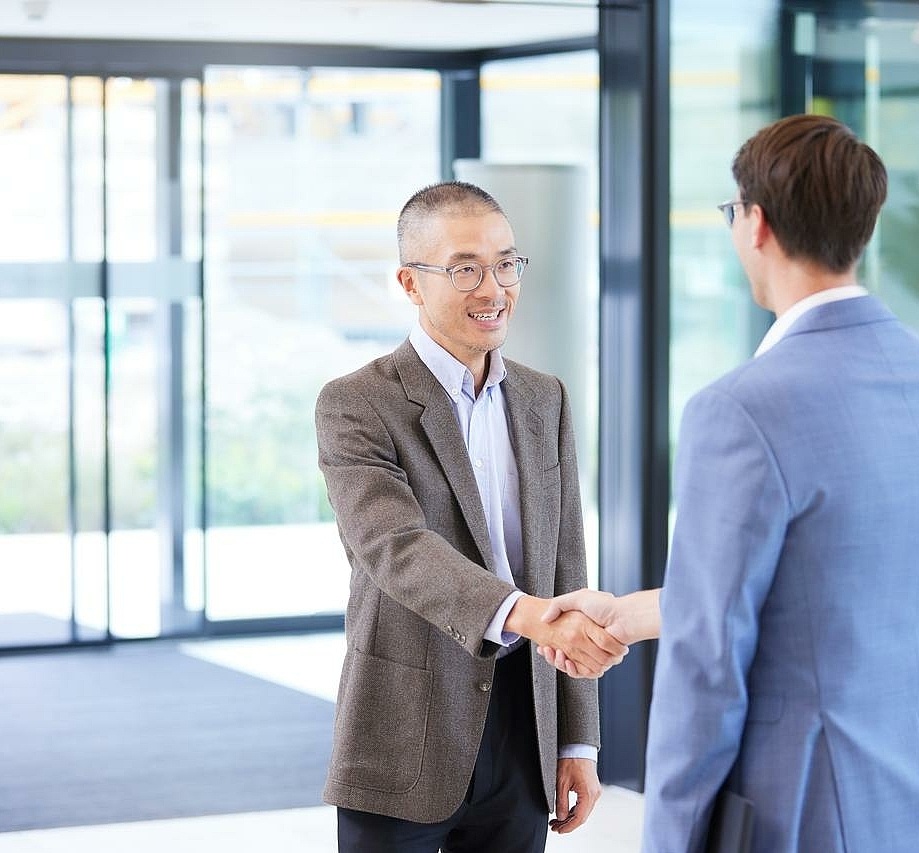 2 pharma managers shaking hand