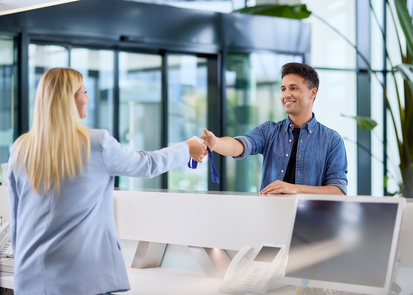 Empfang Frau übergibt Mitarbeiterausweis