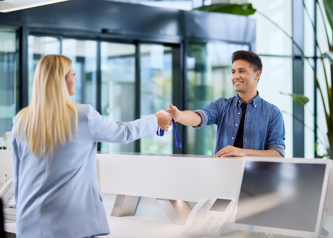 Empfang Frau übergibt Mitarbeiterausweis