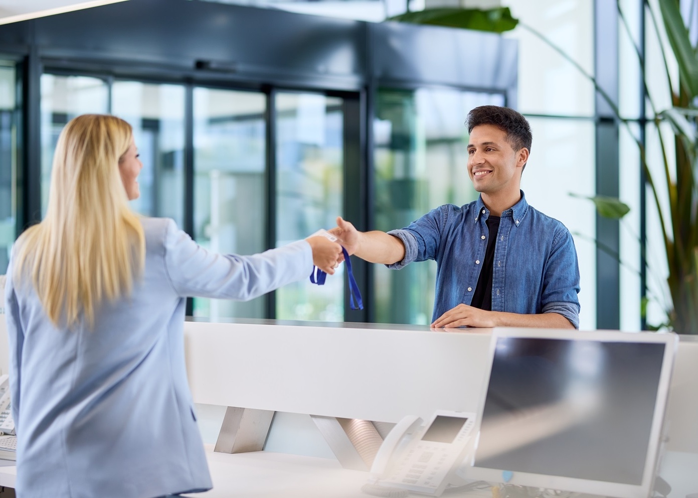 Empfang Frau übergibt Mitarbeiterausweis