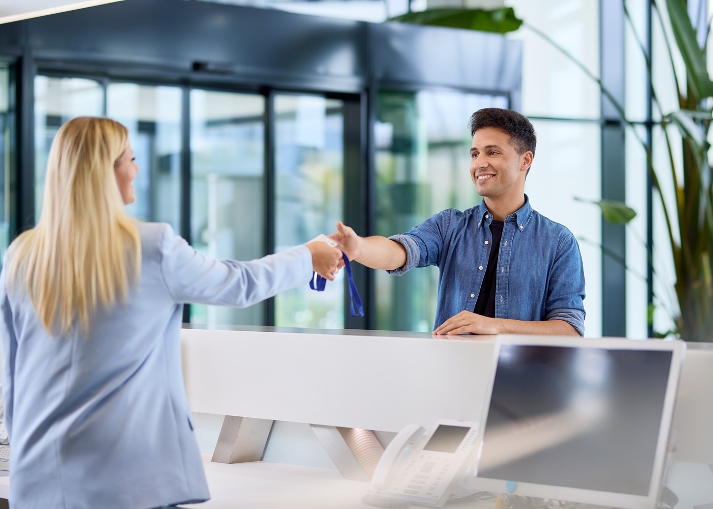 Empfang Frau übergibt Mitarbeiterausweis