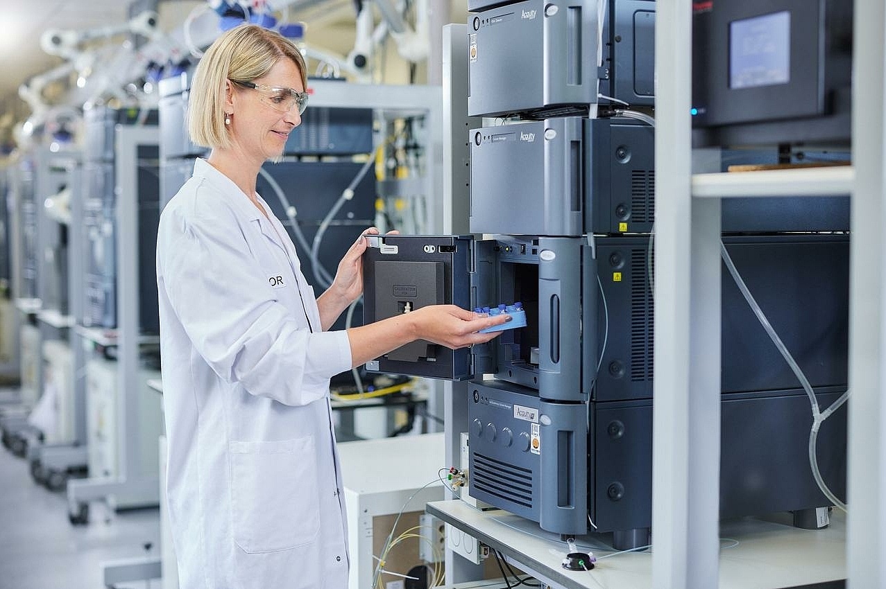 Eine Mitarbeiterin aus der chemischen Analytik überprüft die eingesetzten Wirk- und Hilfsstoffe