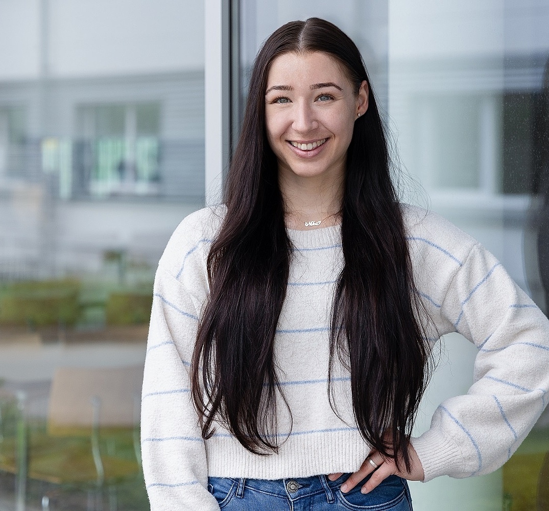 Portrait von Leonie, die bei Vetter eine Ausbildung zur Pharmakantin macht