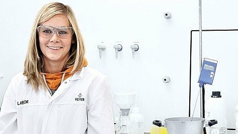 Ines Habersetzer, ehemalige Auszubildende zur Chemielaborantin