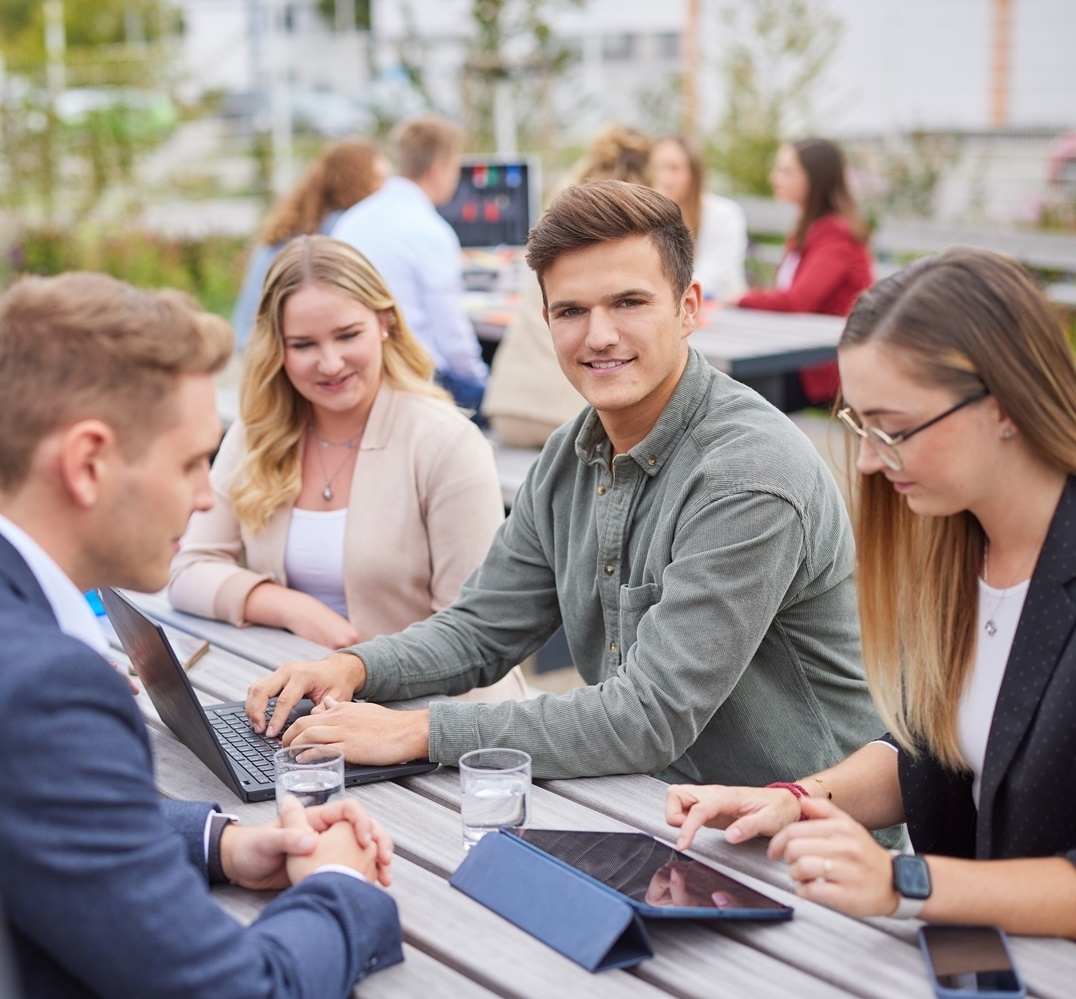 Gruppe Auszubildender im Grünen