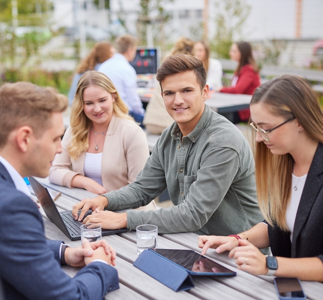 Gruppe Auszubildender im Grünen