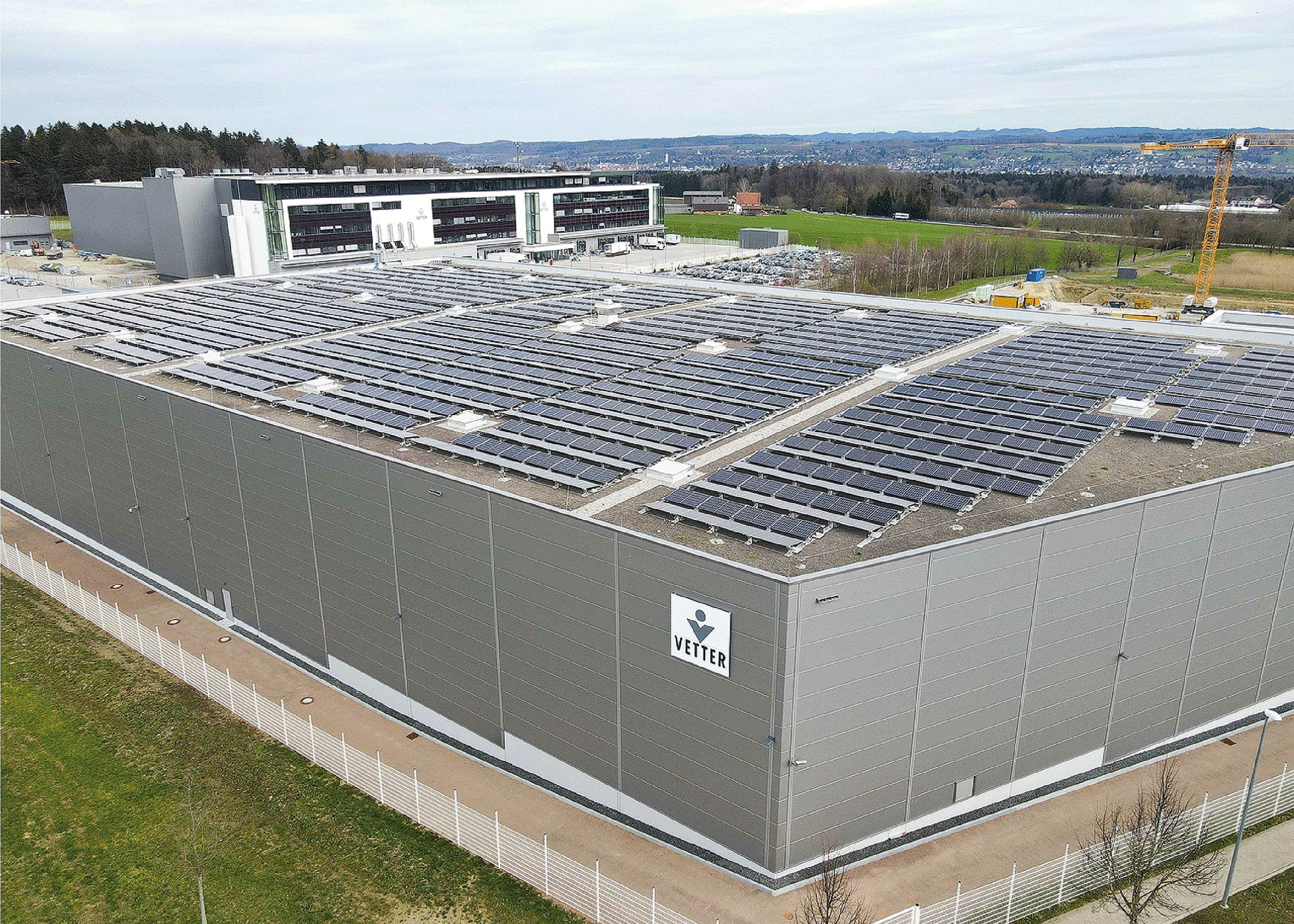 近6,500平方米的屋顶上安装了  约1,700个光伏模块，用于生产可持续能源。