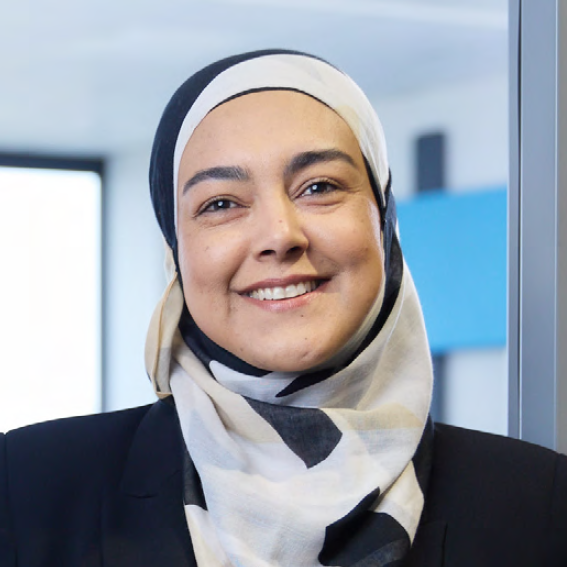 Portrait der Fertigungsmitarbeiterin Houda Derouiche