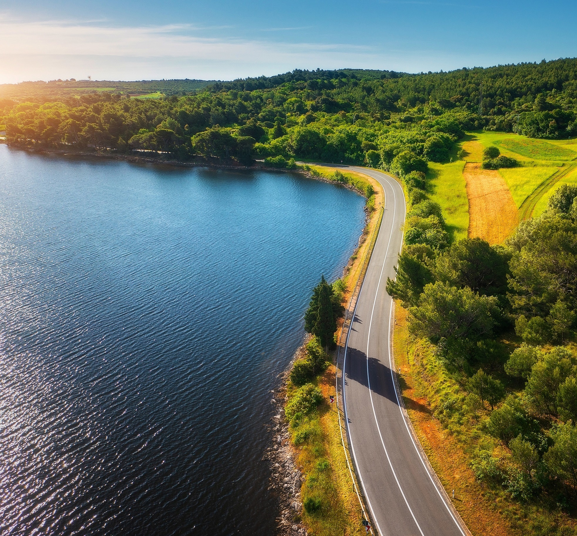 Coverbild des Nachhaltigkeitsberichts 2024 von Vetter mit einer Straße, die am Wasser entlangführt