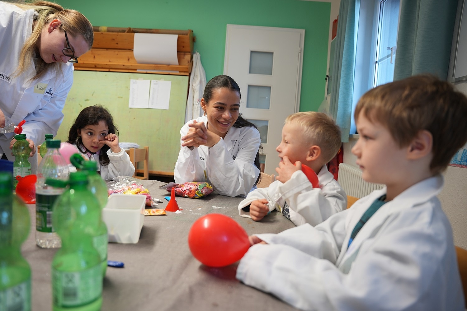 Kinder der Stiftung Kinder forschen mit Azubis von Vetter