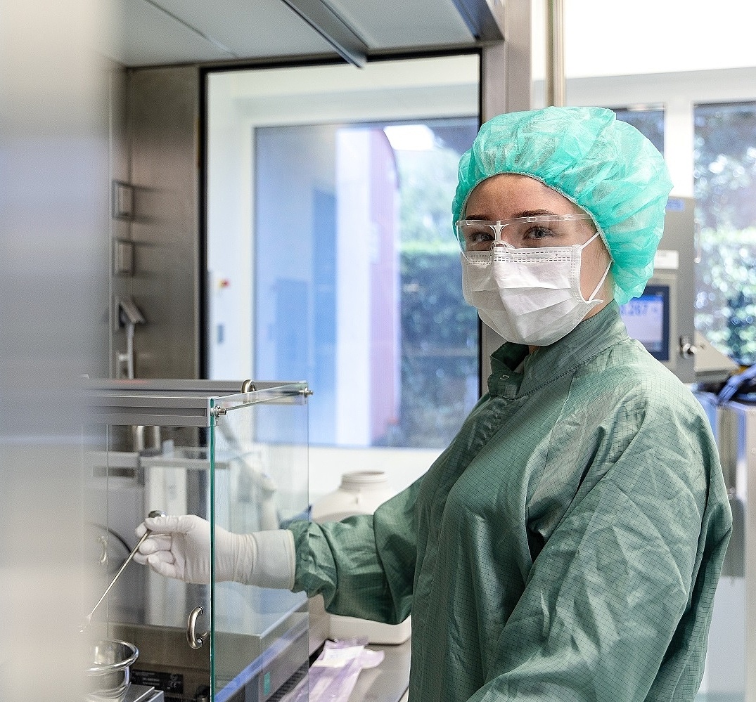 Leonie macht eine Ausbildung zur Pharmakantin bei Vetter und wiegt im Labor Wirkstoffe ab in Reinraumkleidung