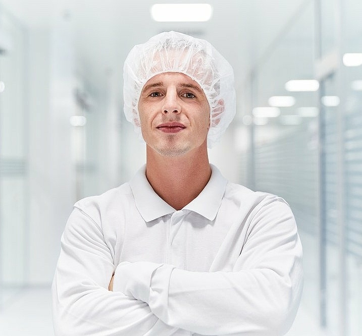 Portraitbild eines Mitarbeiters in Laborkleidung 