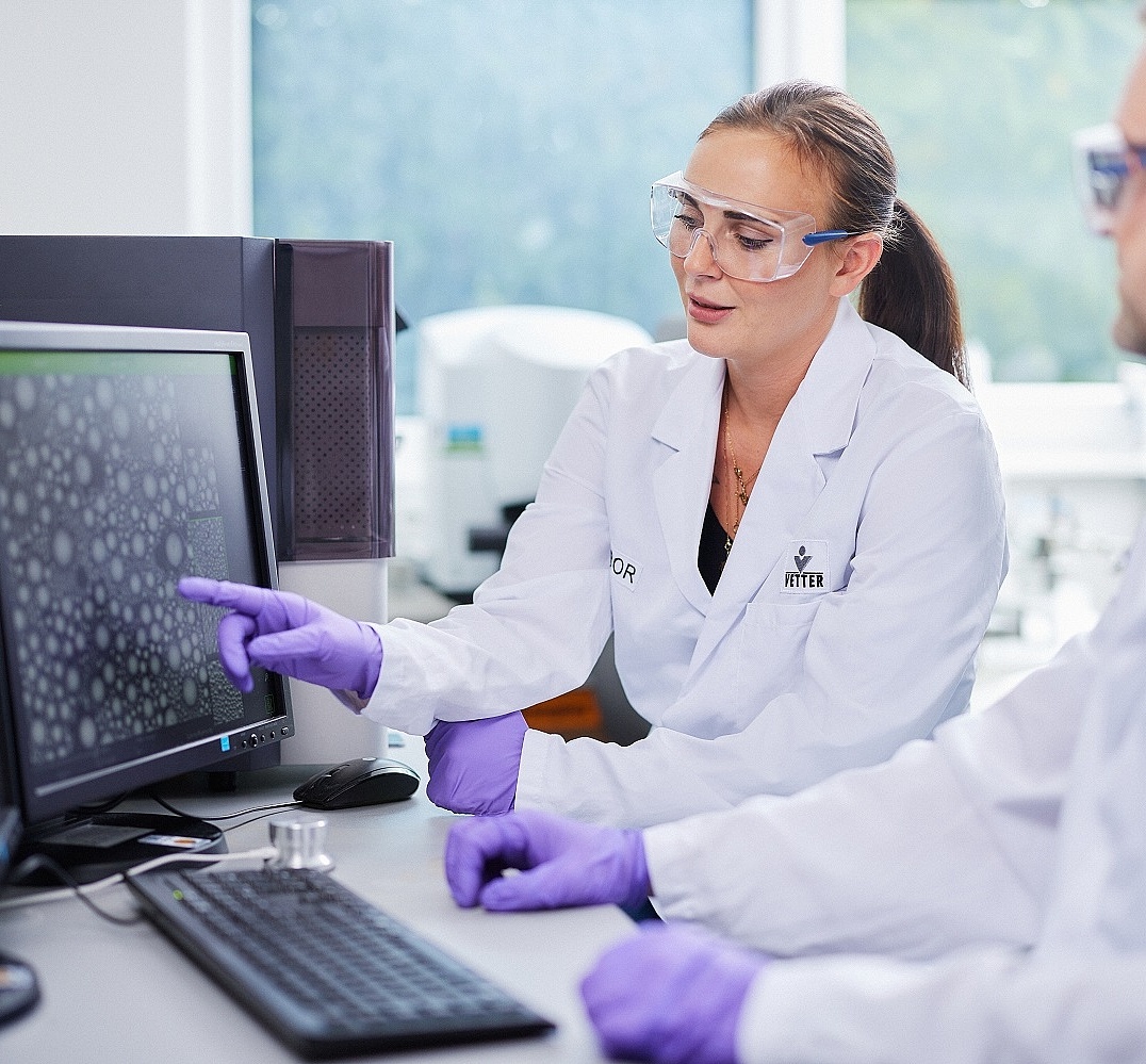 Mitarbeitende der chemischen Analytik werten eine mikroskopische Untersuchung aus