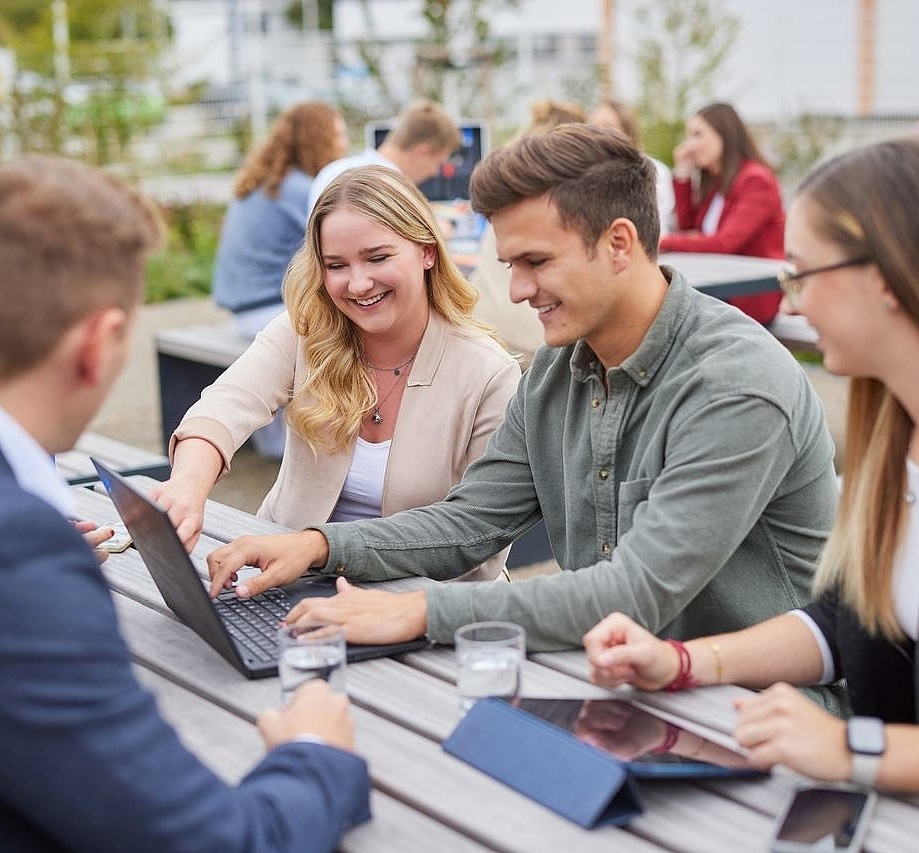 Mitarbeitende die zusammen draußen arbeiten 