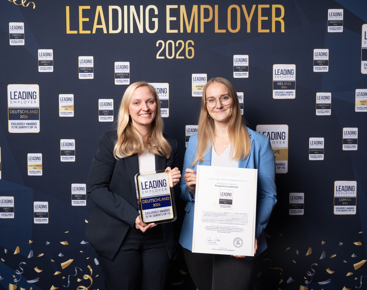  Marleen Tuttlies, Specialist Employer & Online Marketing, und Regine Steinhaus, Recruiting Specialist, nahmen den Leading Employer Award am 29. Januar in Frankfurt entgegen. 