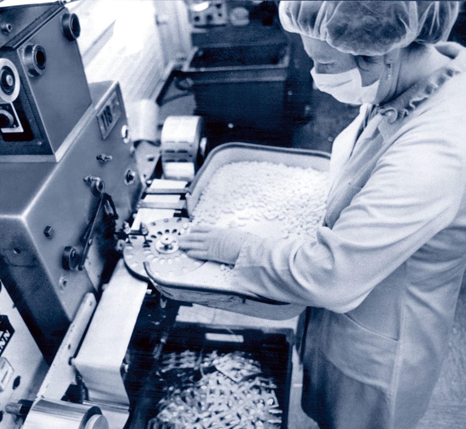 Vetter Mitarbeiterin von 1965 bei der Einsiegelung in Aluminiumstreifen