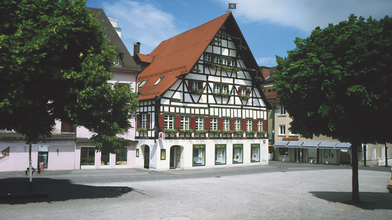 Die Vetter-Apotheke auf dem Marienplatz in Ravensburg um 1954
