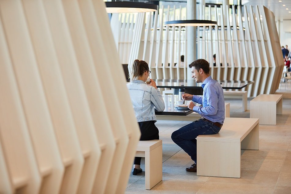 Mitarbeitende die Kaffee trinken im Atrium 