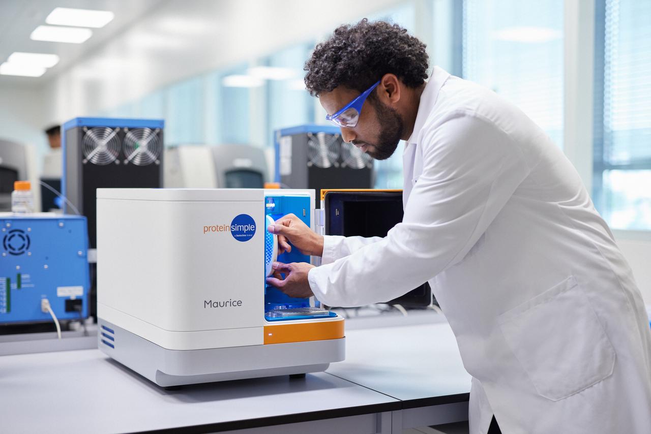 Ein Mitarbeiter der Bioanalytik bereitet die Kapillarelektrophorese vor