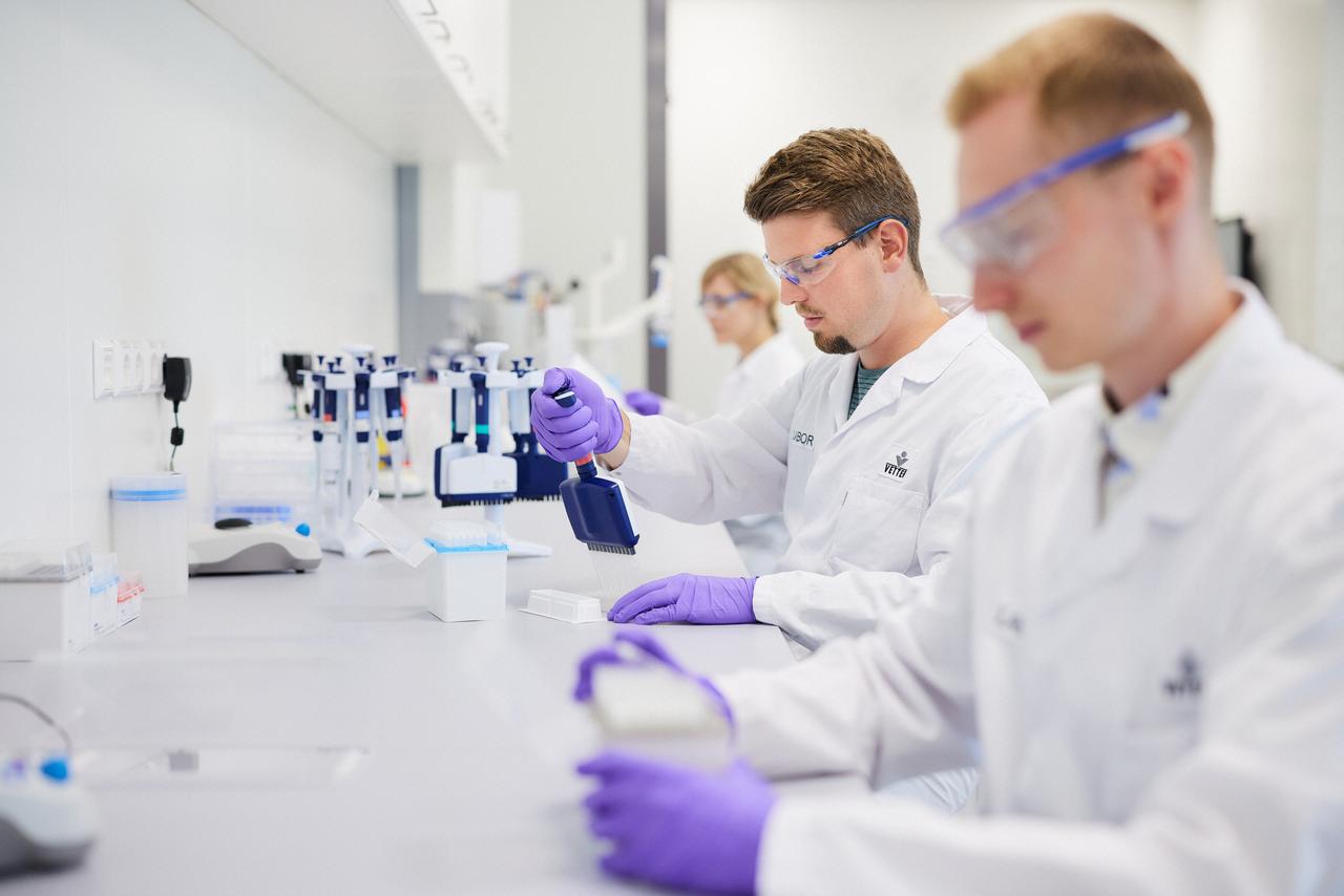 Mitarbeitende der chemischen Analytik bei der Probenaufarbeitung