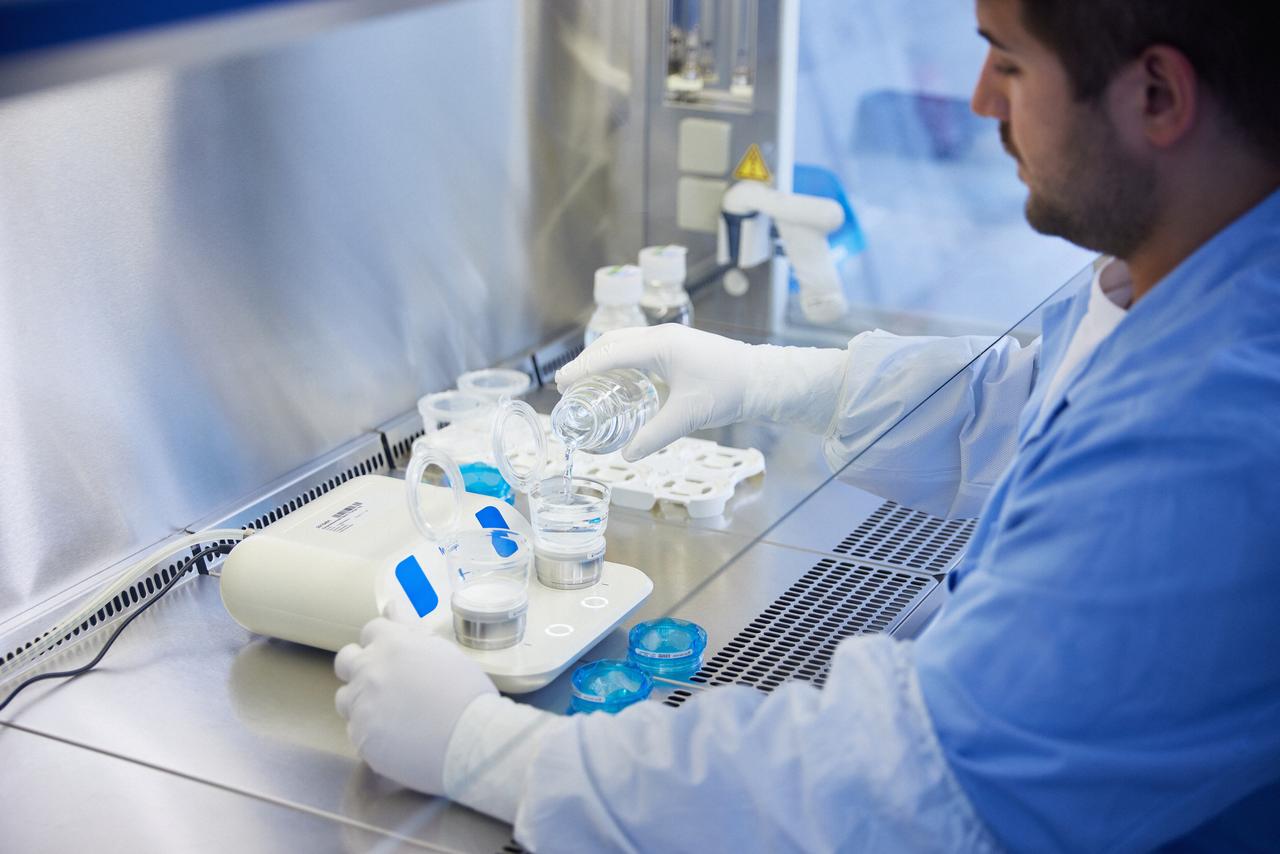 Ein Mitarbeiter der Mikrobiologie filtriert eine Lösung zur Bestimmung der Gesamtkeimzahl