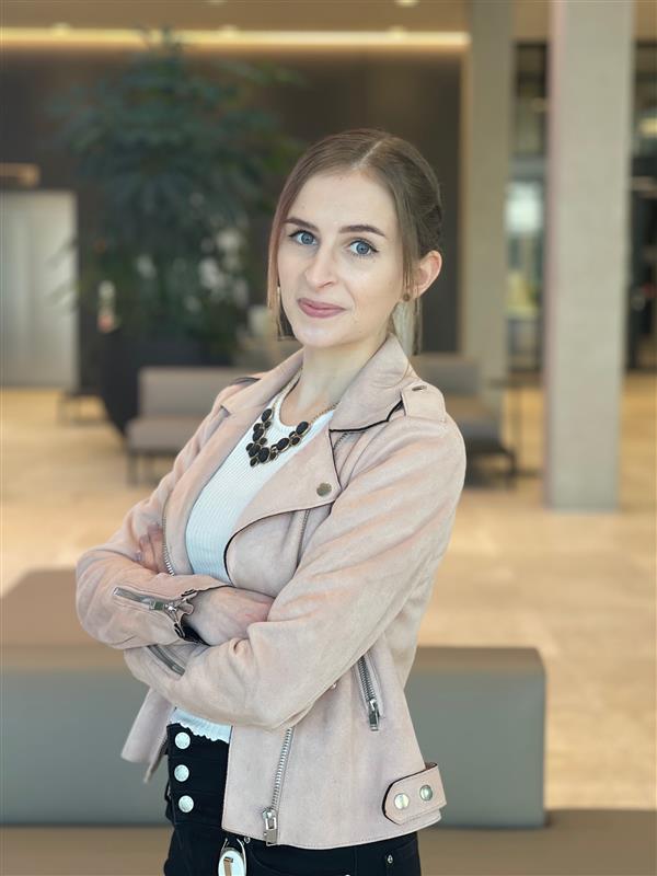 Portraitbild einer Mitarbeiterin