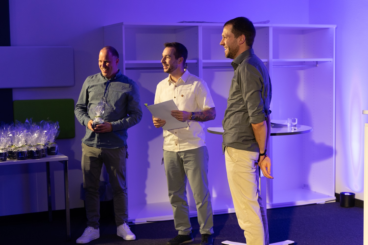 3 Personen bei der Übergabe während der Vetter Absolventenfeier