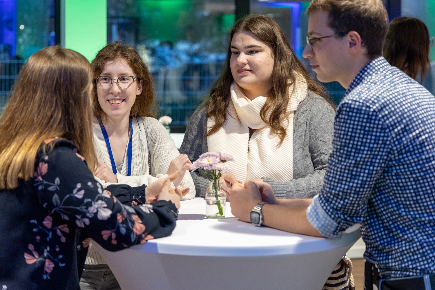 Austausch zwischen vier Teilnehmerinnen und Teilnehmer