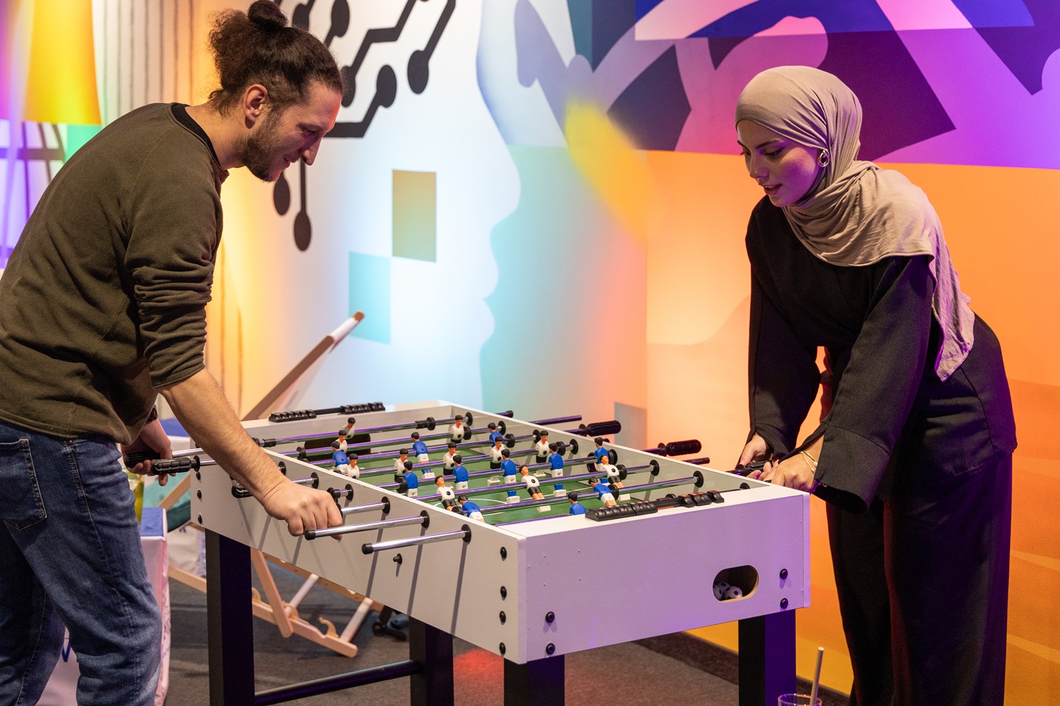 2 Teilnehmer der Vetter Absolventenfeier 2025 am Tischkicker