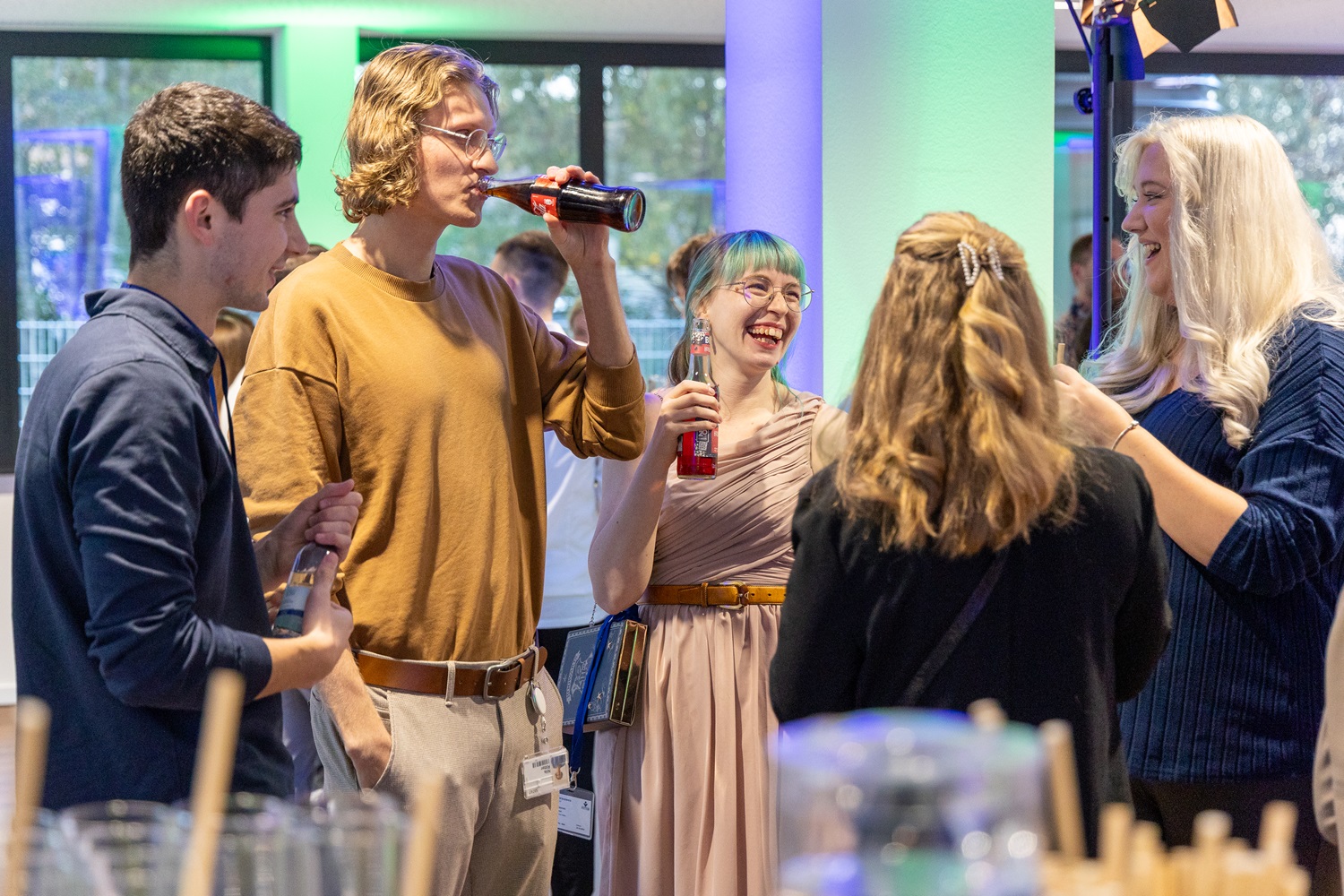 Mehrere lachende Teilnehmer während der Vetter Absolventenfeier