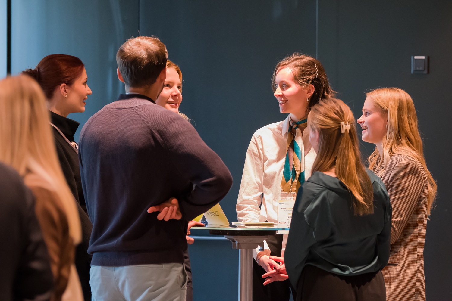 Junge Menschen diskutieren in kleiner Gruppe