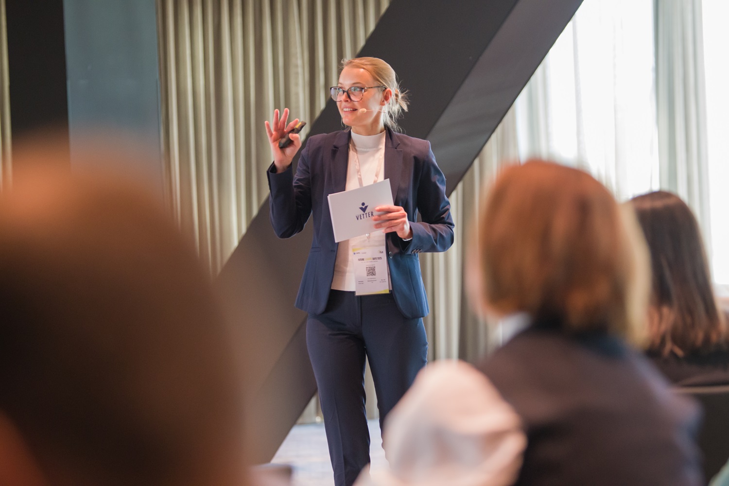 Eine junge Frau hält eine Präsentation vor einer Gruppe