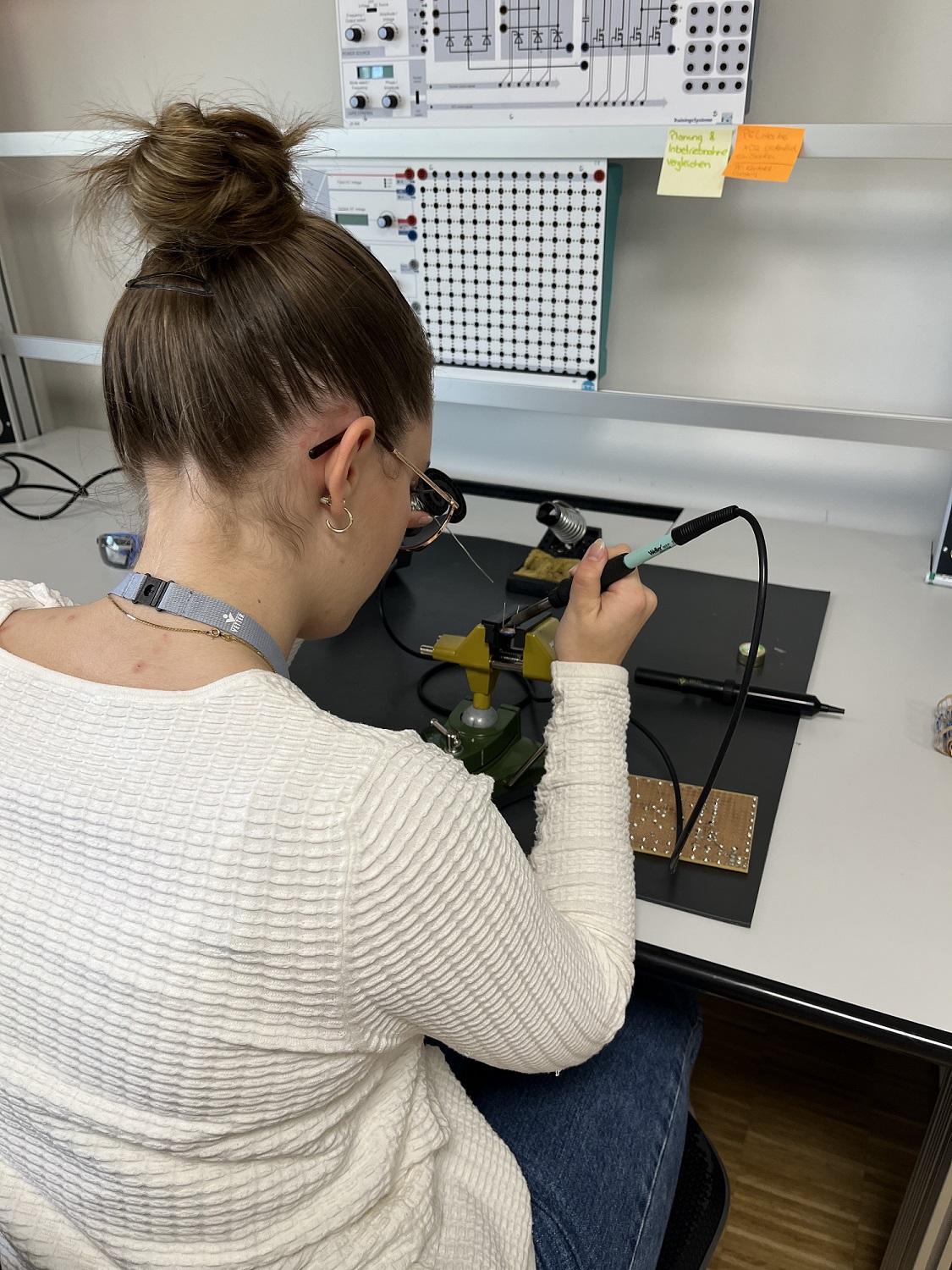 Girls' Day bei Vetter in der Automatisierungstechnik: beim Löten