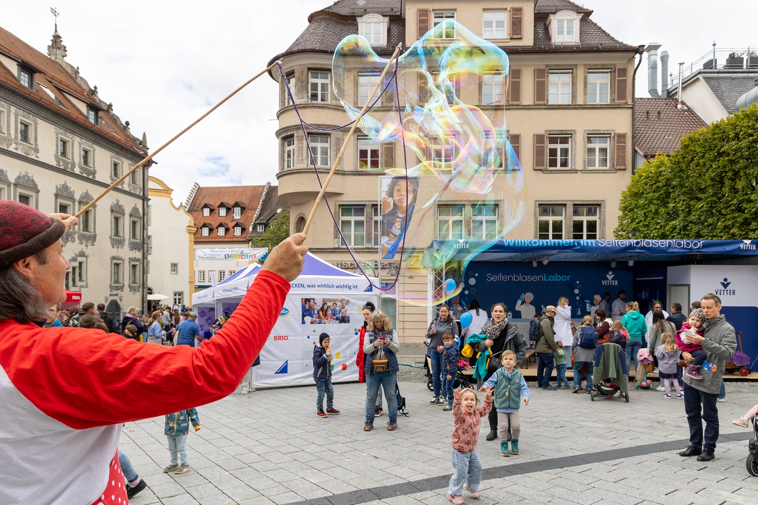 Seifenblasenkünstler bei Ravensburg spielt