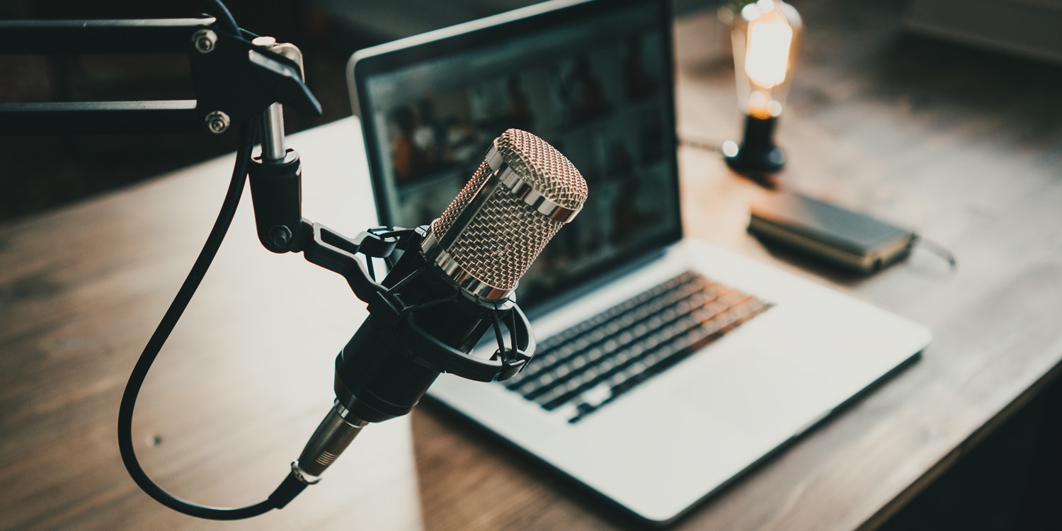 Mikrofon und Laptop für die Aufnahme eines Podcasts