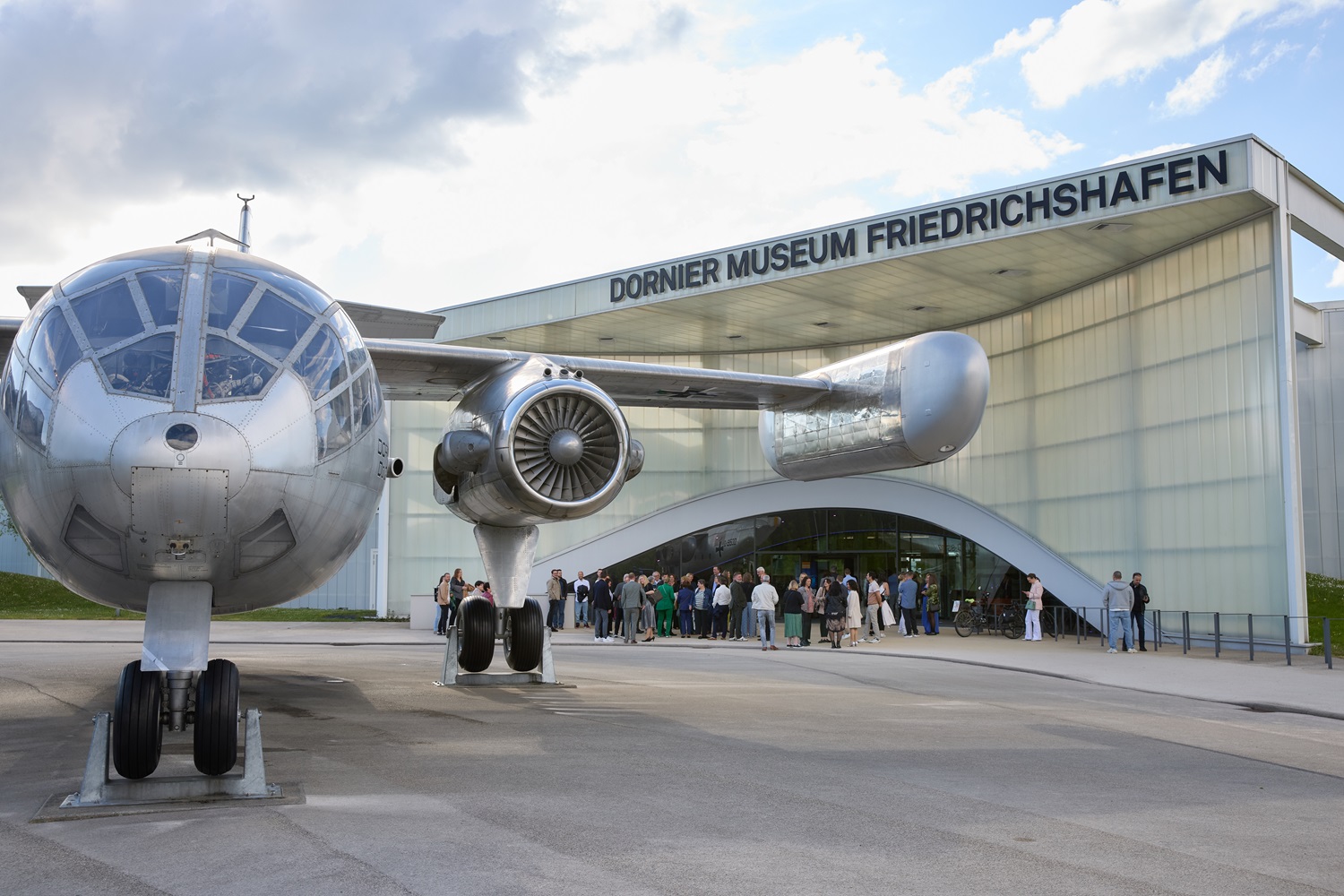 Vetter Jubilarfeier Foto vor dem Dornier Museum Friedrichshafen