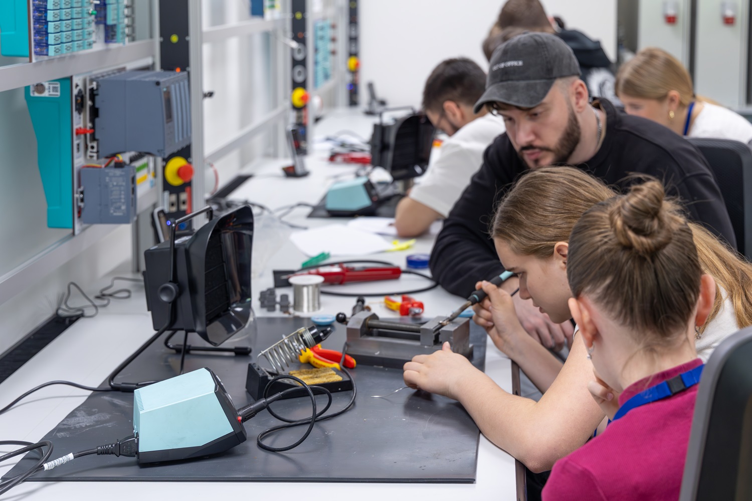 Girls Day bei Vetter: Teilnehmerinnen arbeiten zusammen