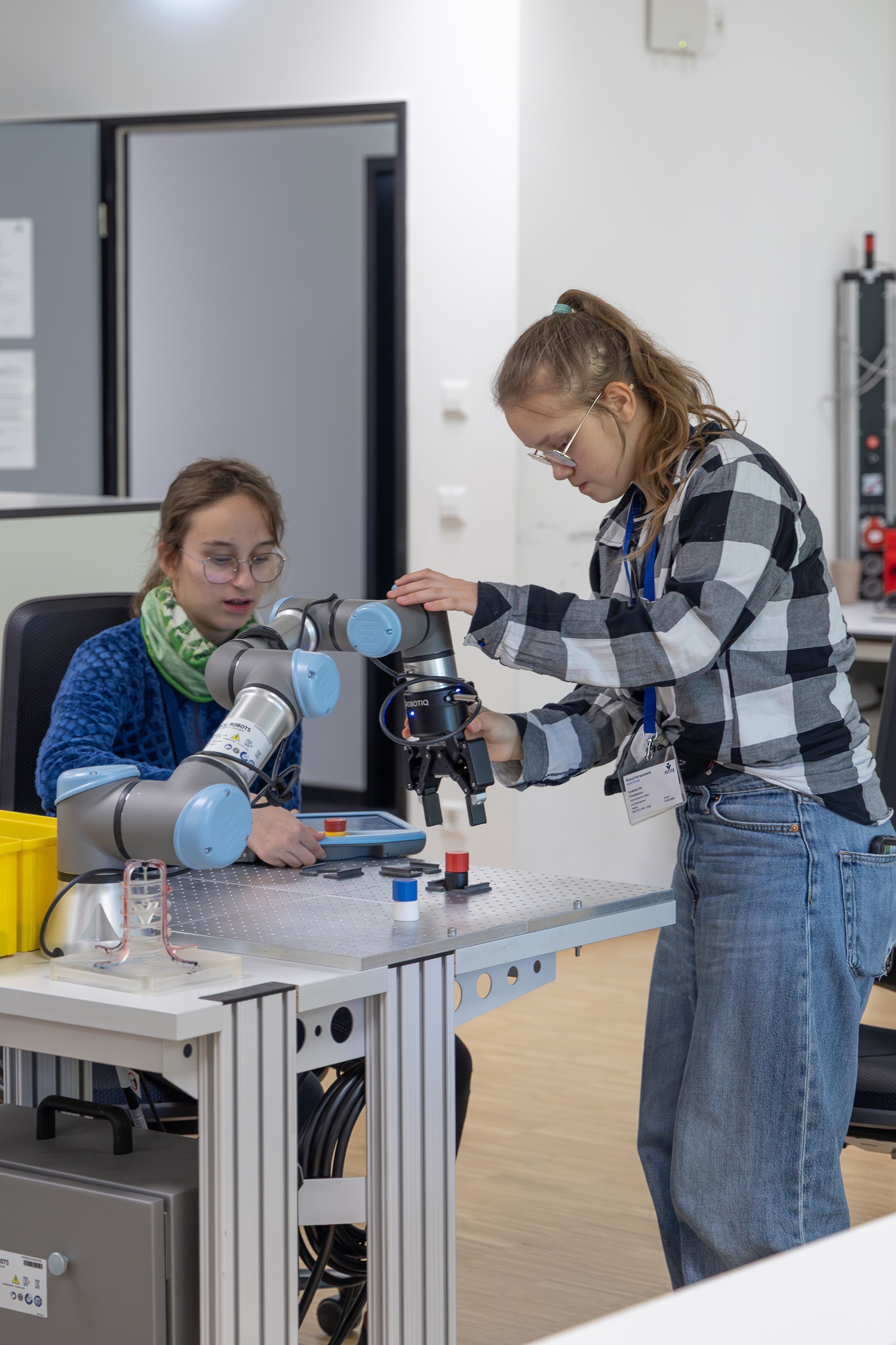 Girls Day bei Vetter: zwei Teilnehmerinnen arbeiten zusammen