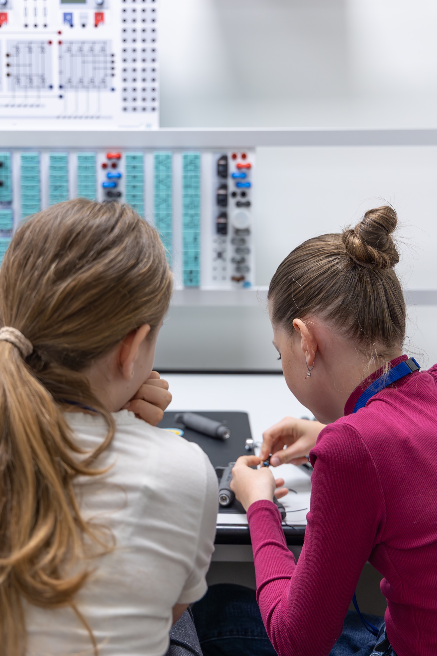 Girls Day bei Vetter: zwei Teilnehmerinnen arbeiten zusammen