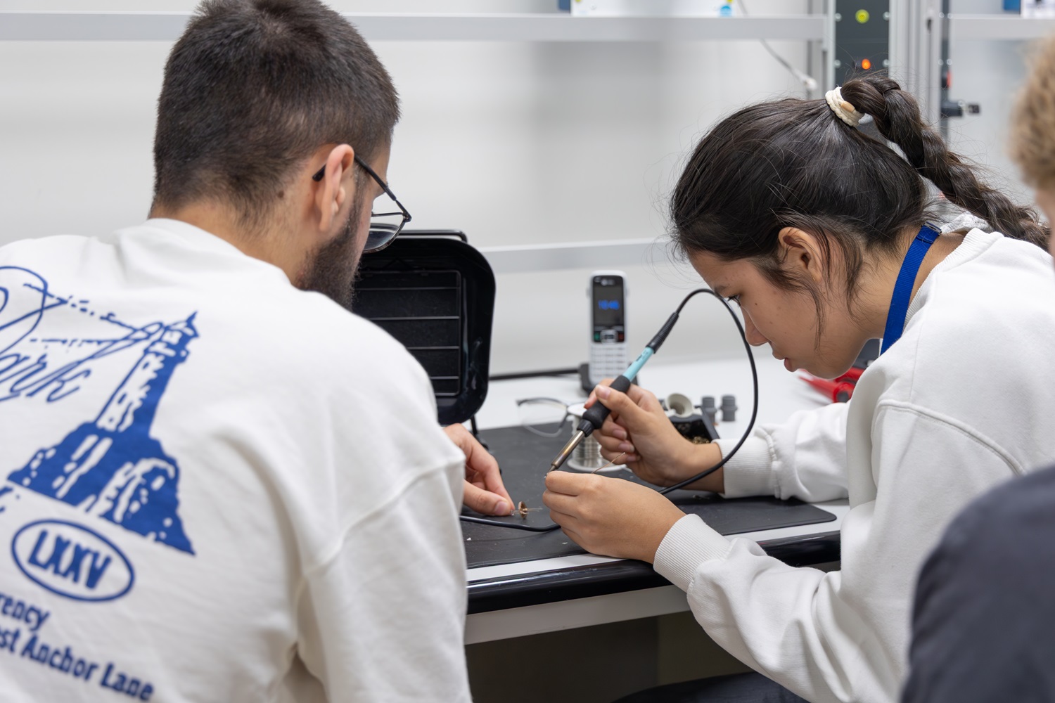 Girls Day bei Vetter: zwei Teilnehmerinnen arbeiten zusammen